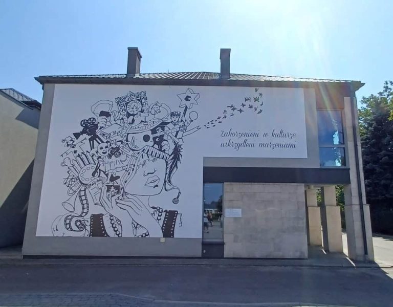 Grafiki na ścianę budynku dla GOK Żołynia